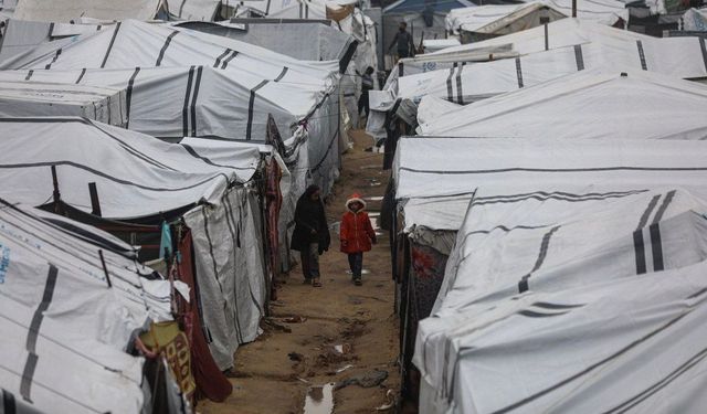 Gazze’de şiddetli fırtına sonrası çöken binalar can aldı