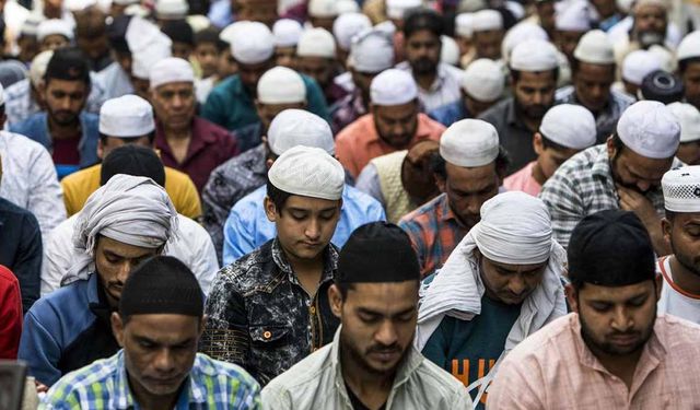 Hindistan'da Müslümanları 'ölü' gösterip sildiler