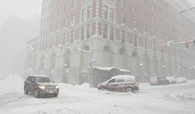 New York'ta 3.000 uçuş iptal: Kar ulaşım ağını kilitledi