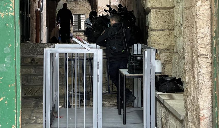 İsrail, Mescid-i Aksa'nın kapılarına yerleştirdiği demir bariyerlerle statükoyu değiştirmek istiyor