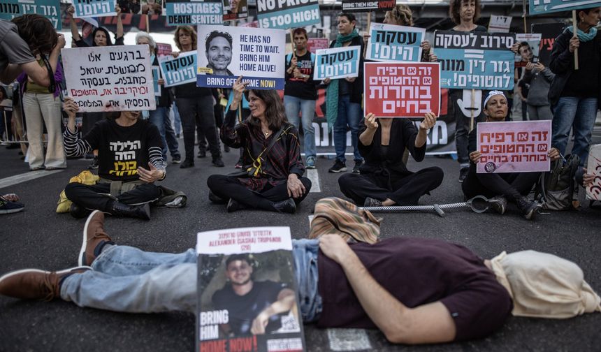 Gazze'deki İsrailli esirlerin yakınları Tel Aviv'de sessiz protesto yaptı