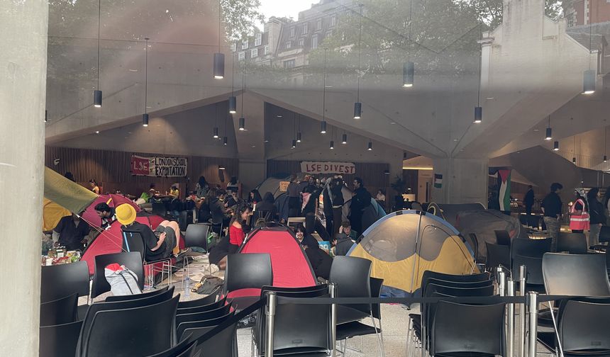 İngiltere'de LSE öğrencileri, okullarının İsrail'le işbirliğini protesto için çadır kurdu