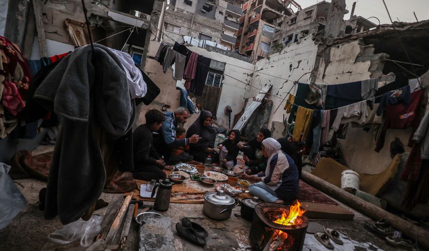 İsrail saldırılarında evleri yıkılan Filistinli aile, yıkım ve enkaz arasında iftarlarını açtı