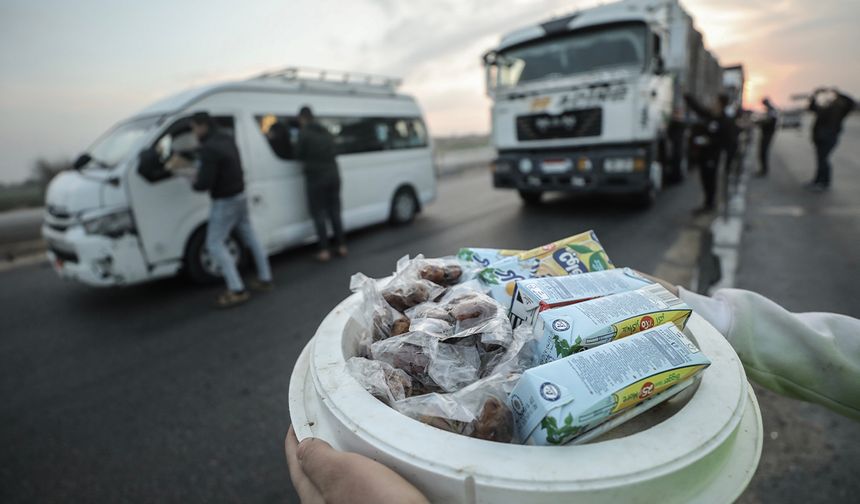 Mısır'da Ramazan'da yolda kalanlara "iftar verme yarışı" adeta gelenek halinde sürdürülüyor