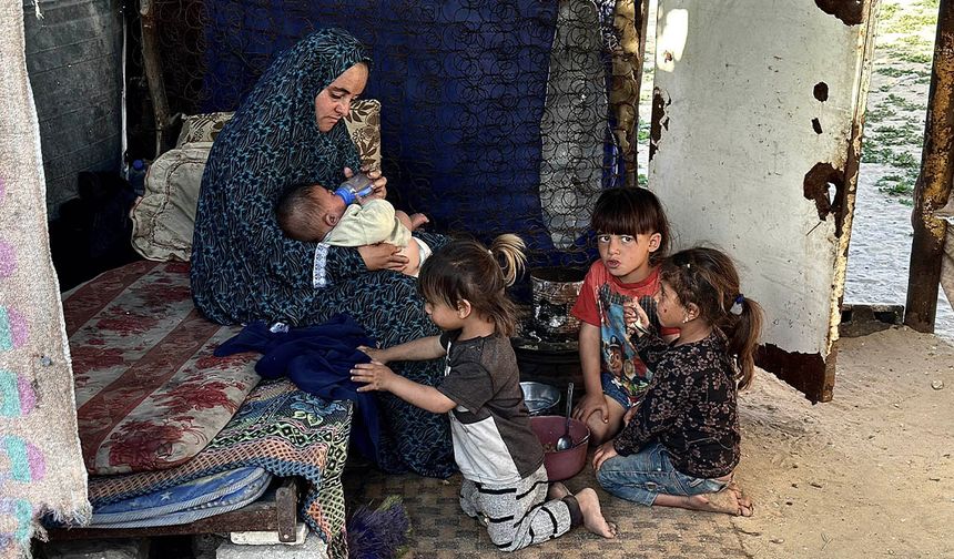 Gazzeli aile, kısıtlı imkanlarla yaşamlarını sürdürüyor