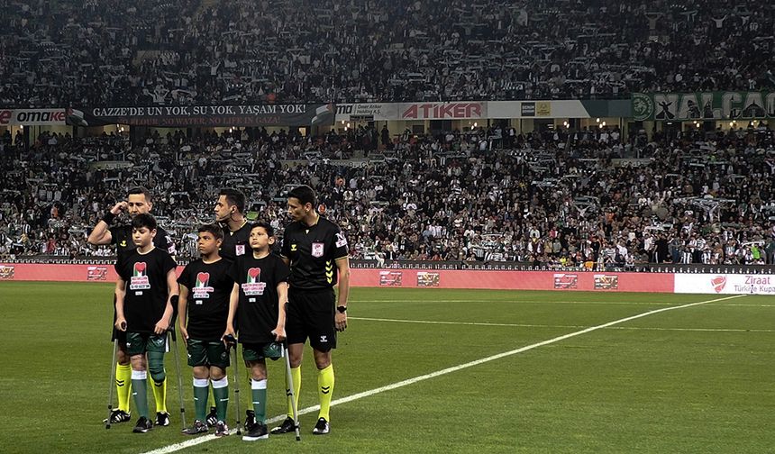Konyaspor - Galatasaray maçı, Gazzeli çocukların katılımıyla başladı.