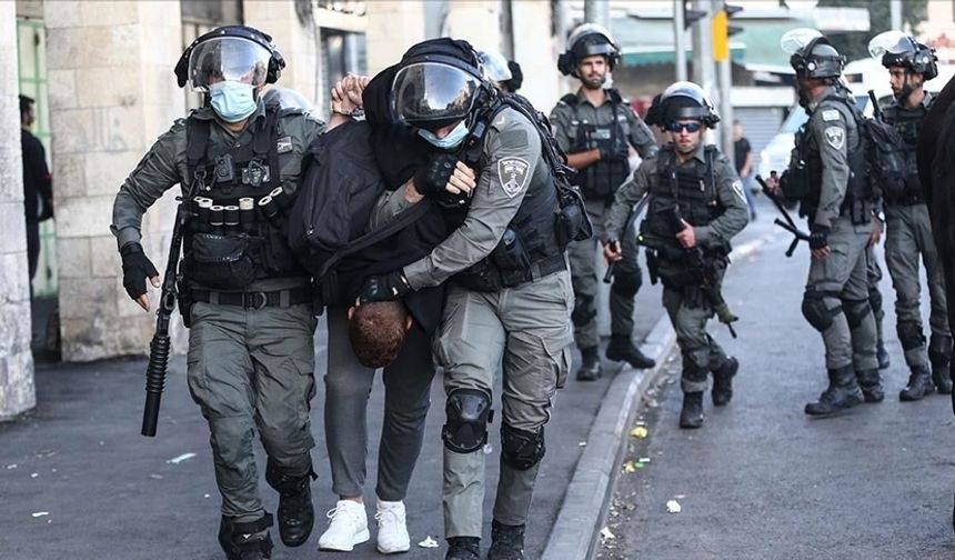 İsrail güçleri, Filistinli babayı gözaltına almak için 12 yaşındaki oğlunu alıkoydu