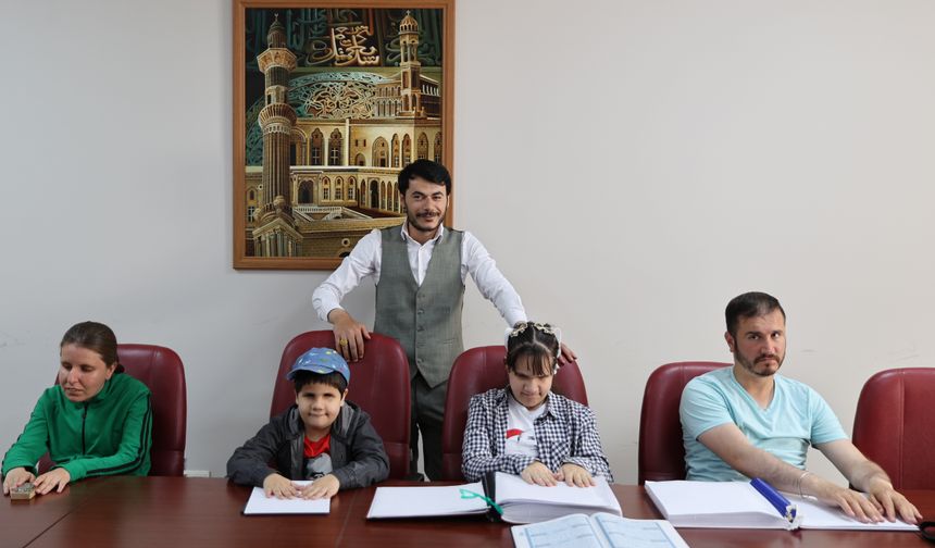 Görme engelliler parmaklarının ucuyla Kur'an-ı Kerim okumayı öğreniyor