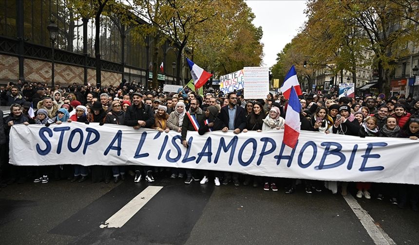 Fransa'nın Orleans kentinde İslamofobik çıkartma tepki çekti