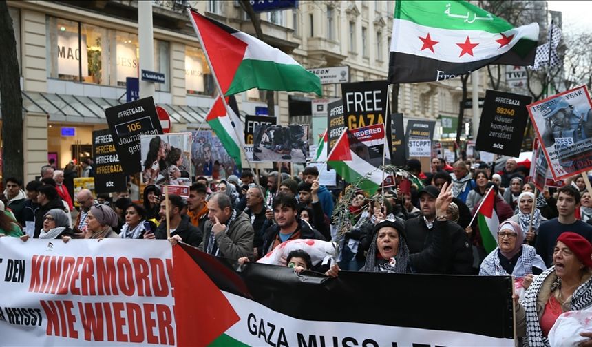 Avusturya Parlamentosu'nda, İsrail'in Gazze'deki soykırımına sessiz kalınması protesto edildi