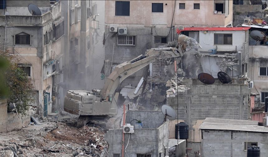 İsrail, Tulkerim Kampı'nda Filistinlilere ait evleri yıkmaya devam ediyor