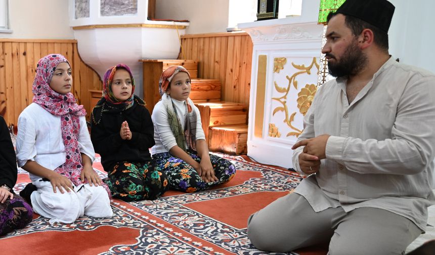 Camide Kur'an'ı, sahada ise çevre bilinci öğreniyorlar