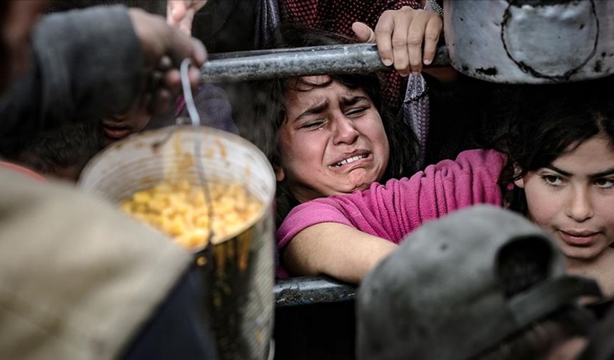 Gazzeliler, aşevlerinde her gün yemek kuyruğunda