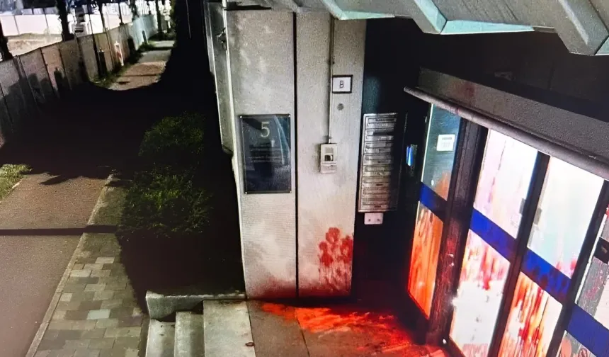 İsrail'in Lahey Büyükelçiliği'ne boya atıldı