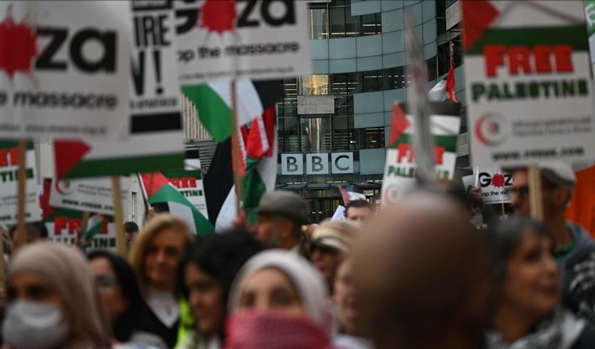 Filistin destekçileri, BBC ofisinin girişinde eylem yaptı