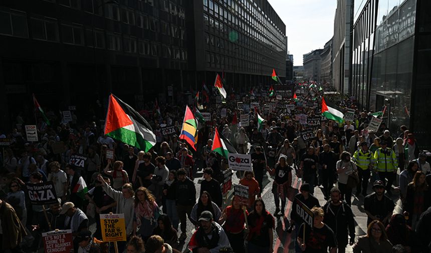 Filistin'in Avrupa'daki ilk maçına dev destek yürüyüşü!