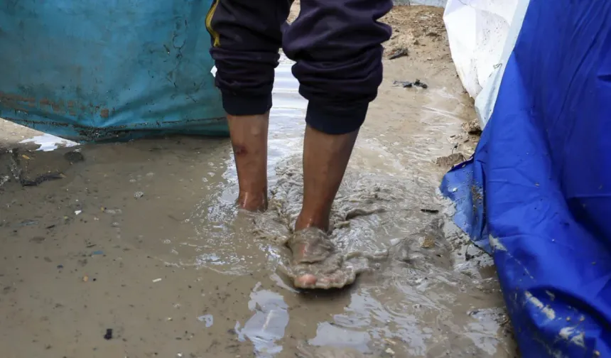 Gazze'de felaket: Yağmur çadırları sular altında bıraktı