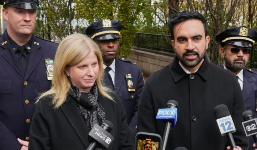 Mamdani, Tisch'i görevde tuttuğu için eleştiri altında!