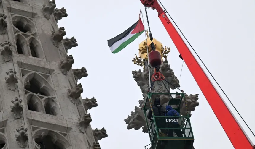 Votiv Kilisesi'nde Filistin bayrağı krizi!