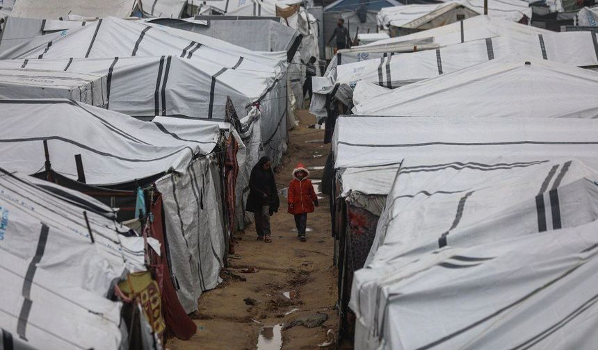 Gazze’de şiddetli fırtına sonrası çöken binalar can aldı