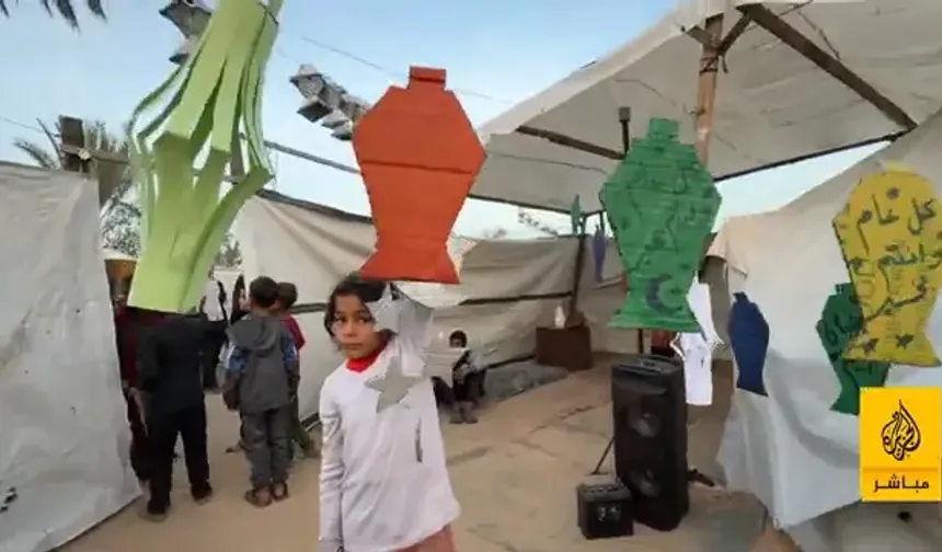 Deir el-Balah'taki çadırlarda fenerler yanıyor