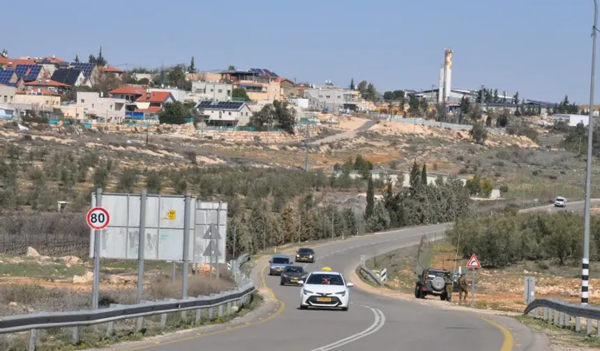 El-Halil'de yerleşimci saldırısı: Evler ve araçlar alevler içinde