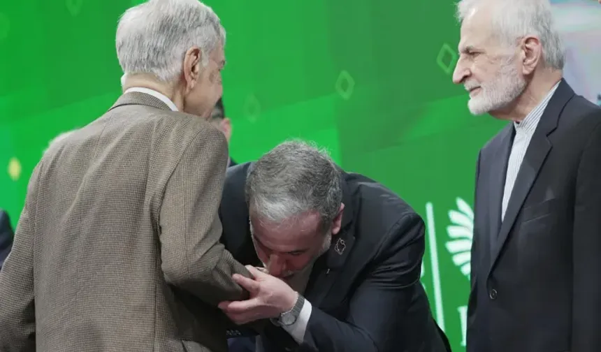 Tahran'da vefa: Erakçi hukuk dehası Mümtaz'ın elini öptü