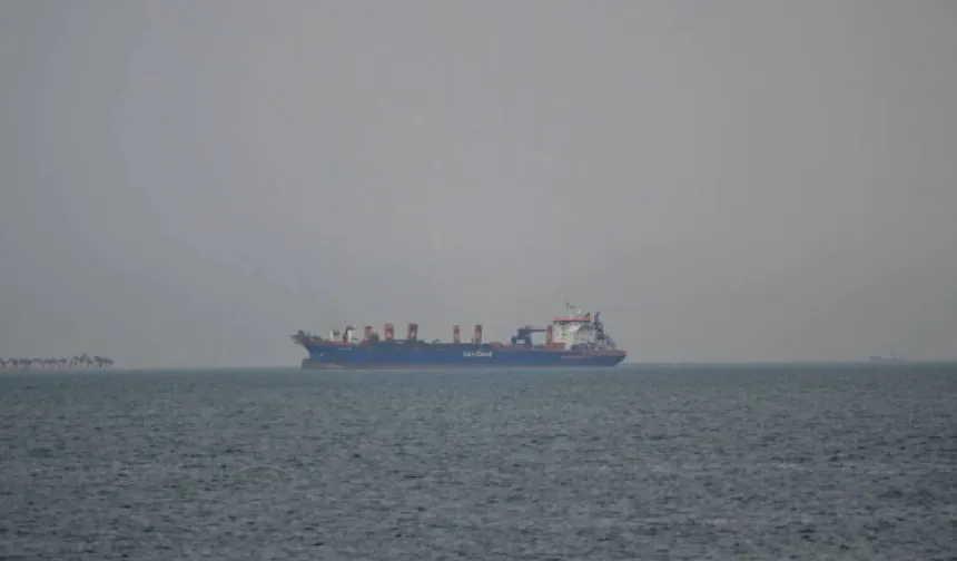 Deniz trafiği durma noktasında: Hürmüz'de füze paniği